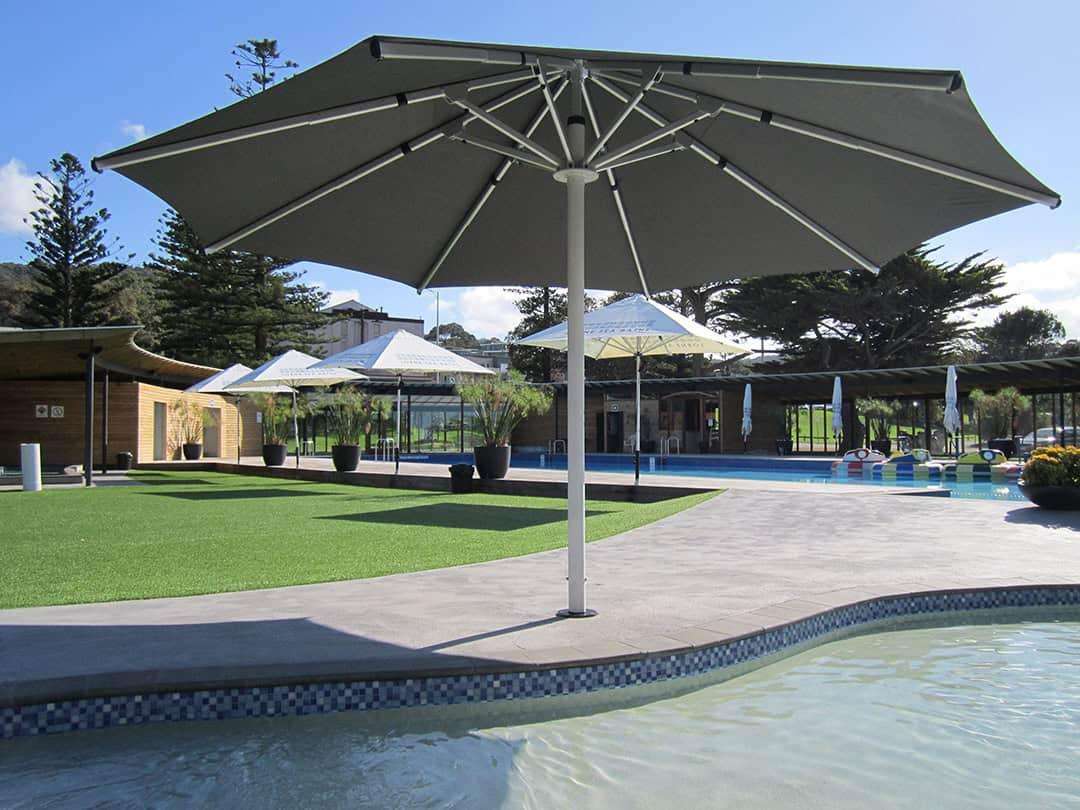 Frankford Nova 16 Foot Octagon Giant Center Post Aluminum Telescoping Crank Umbrella - Outdoorsiness